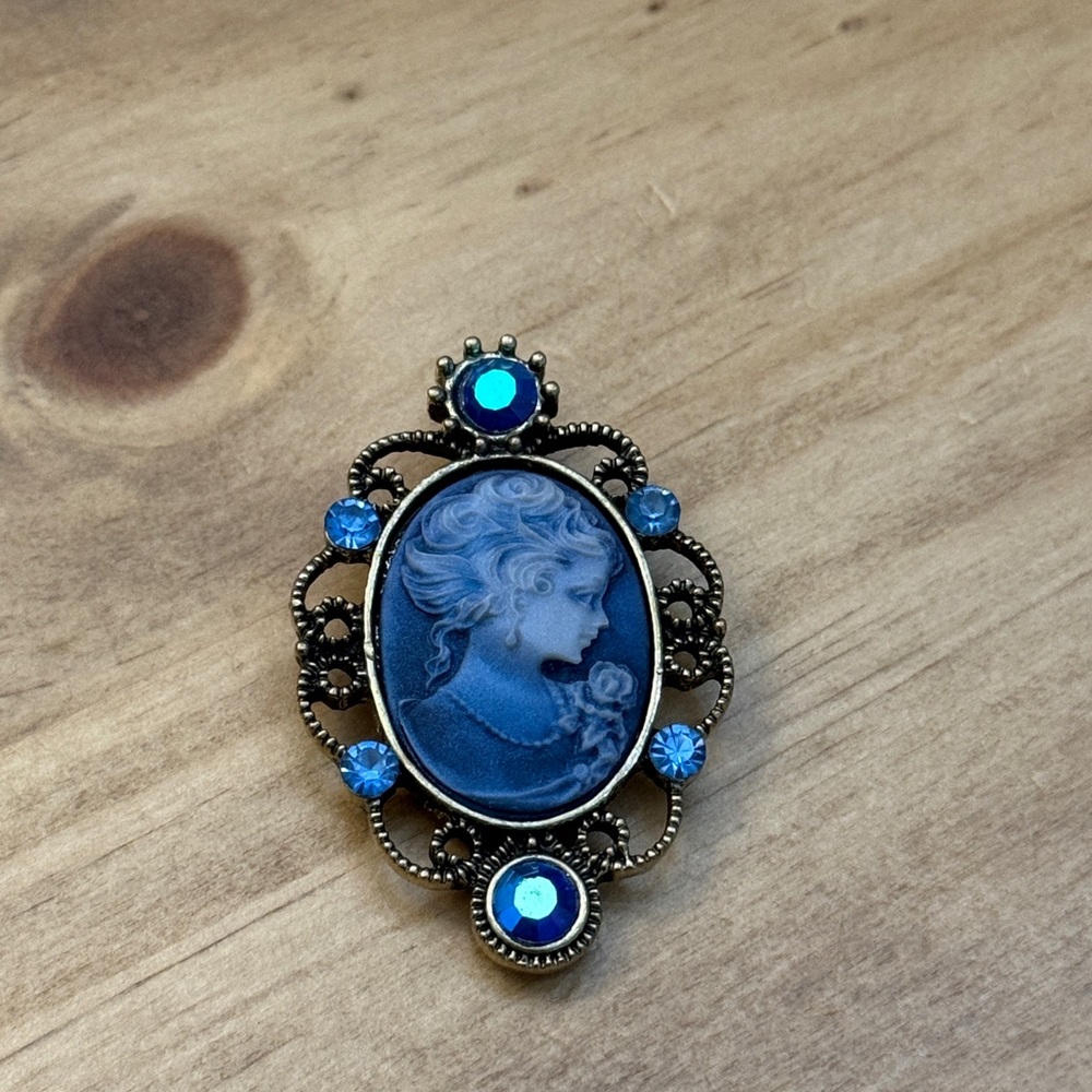 Vintage-Style Blue Cameo Pendant
